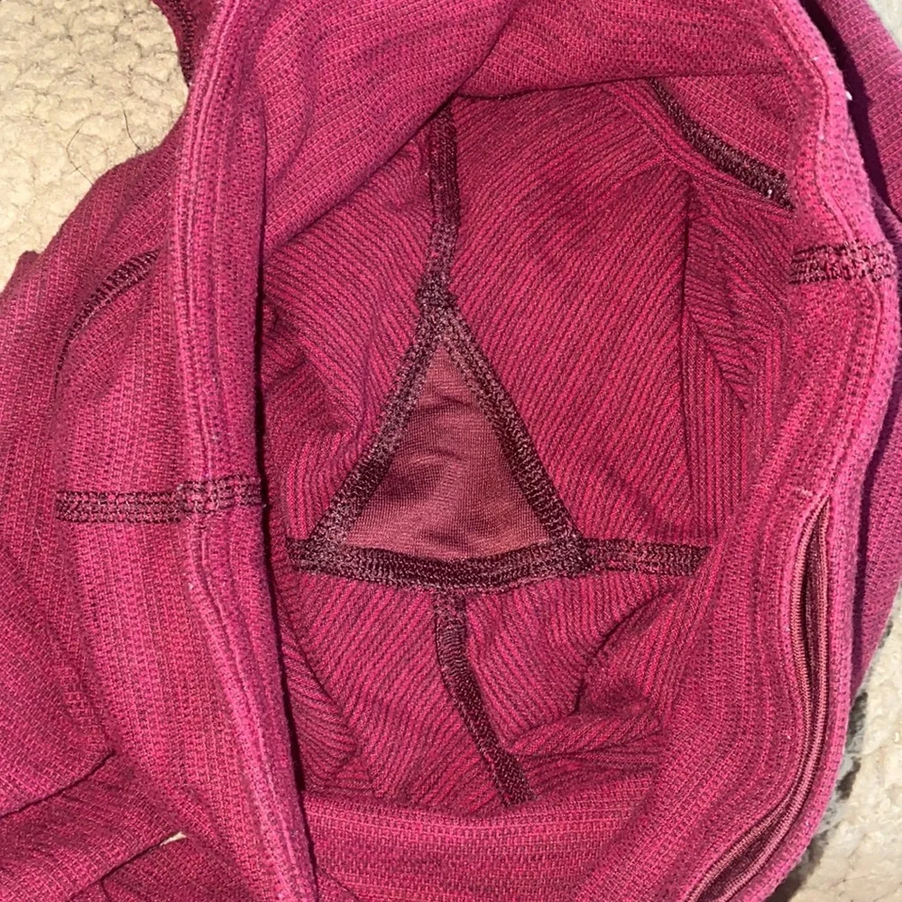 🪿Adorable maroon Lululemon reversible leggings! - Picture 9 of 10